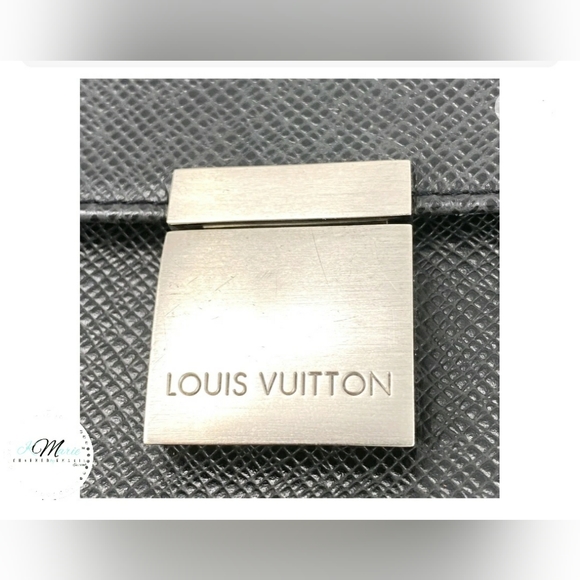 Authentic Louis Vuitton Taïga Pochette Selenga - Picture 5 of 13